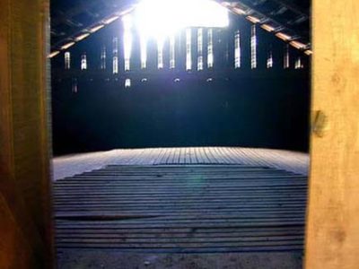 Traditional drying room, modern systems protect the leaves from direct fire and resulting ashes.